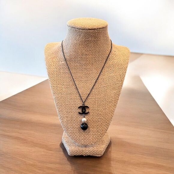 Chanel
Faux Pearl CC Pendant Necklace - Picture 1 of 6